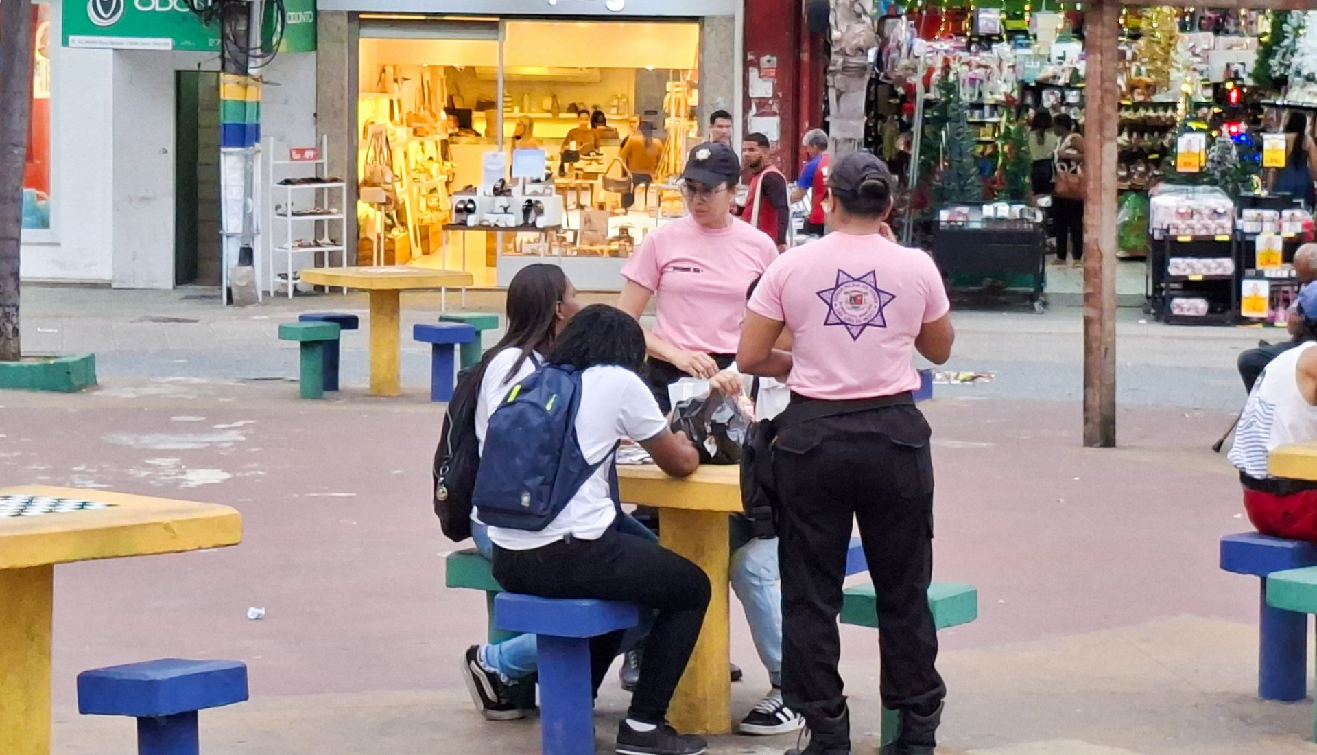 Equipe da Ronda Maria da Penha promoveu uma panfletagem com orienta&ccedil;&otilde;es para o p&uacute;blico feminino - GCM/SJM