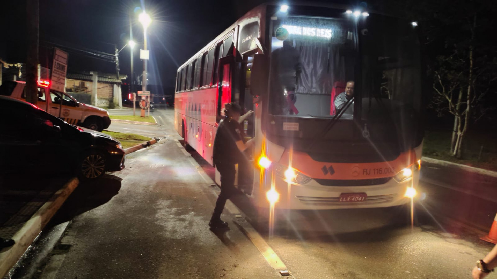 Policiais vistoriam &ocirc;nibus que chegam &agrave; Angra - Divulga&ccedil;&atilde;o/PMAR