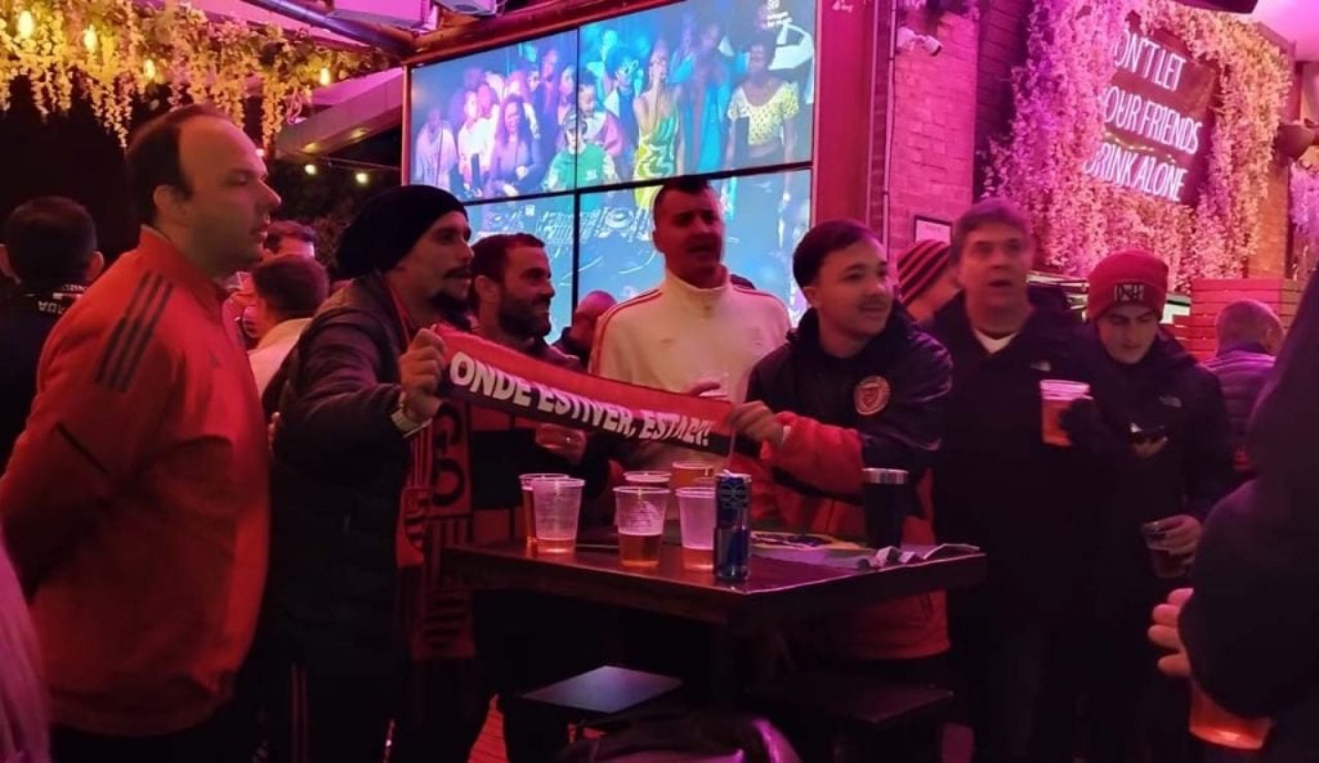 Consulado do Flamengo em Buenos Aires recebe cerca de 250 torcedores em festa em Puerto Madero