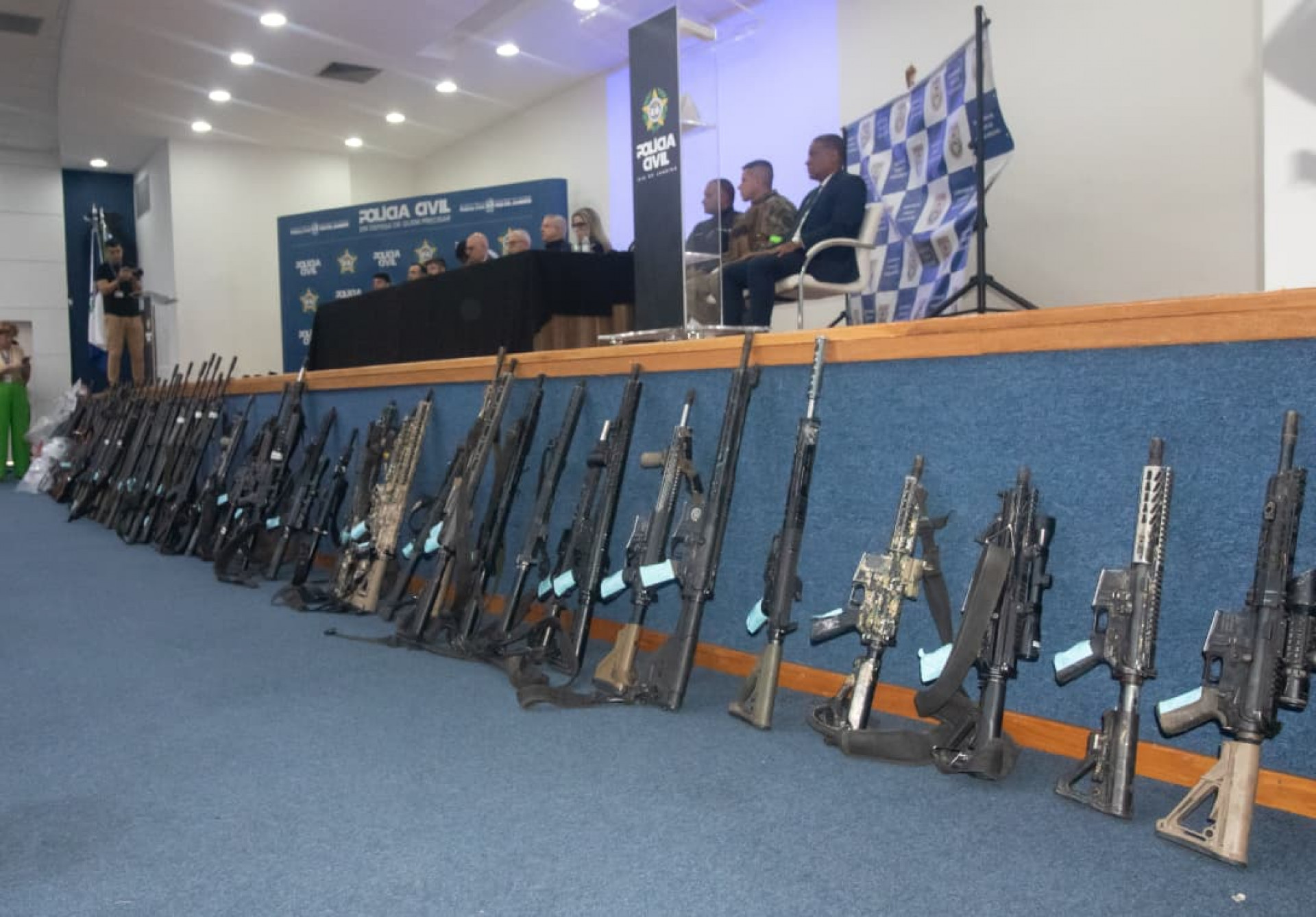 Fuzis apreendidos na megaoperação nos complexos do Alemão e da Penha - Foto: Érica Martin/ Agência O DIA