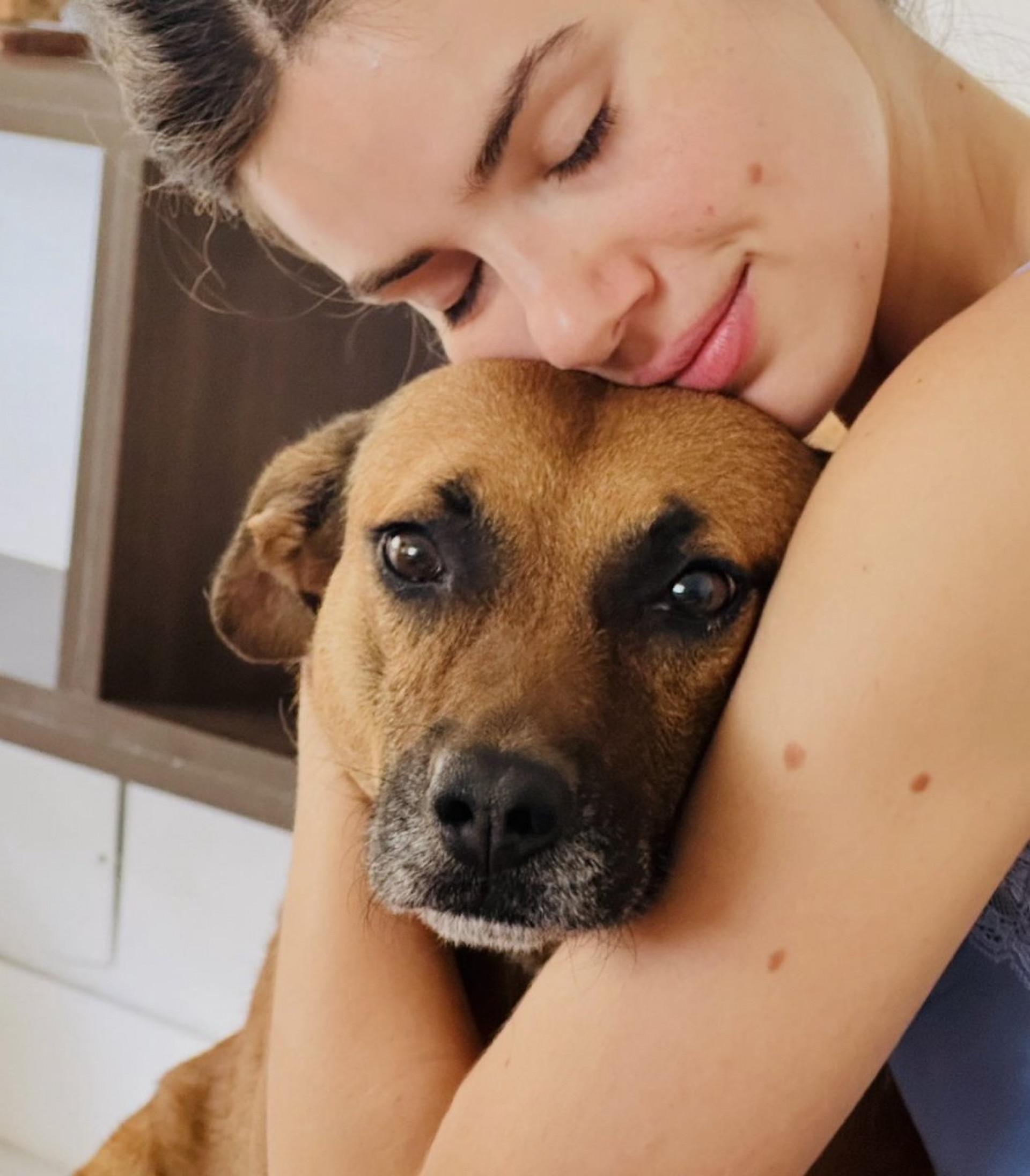 Camila Queiroz posou com a cachorrinha Angel para comentar notícia sobre o nome da primeira filha  - Reprodução/ X