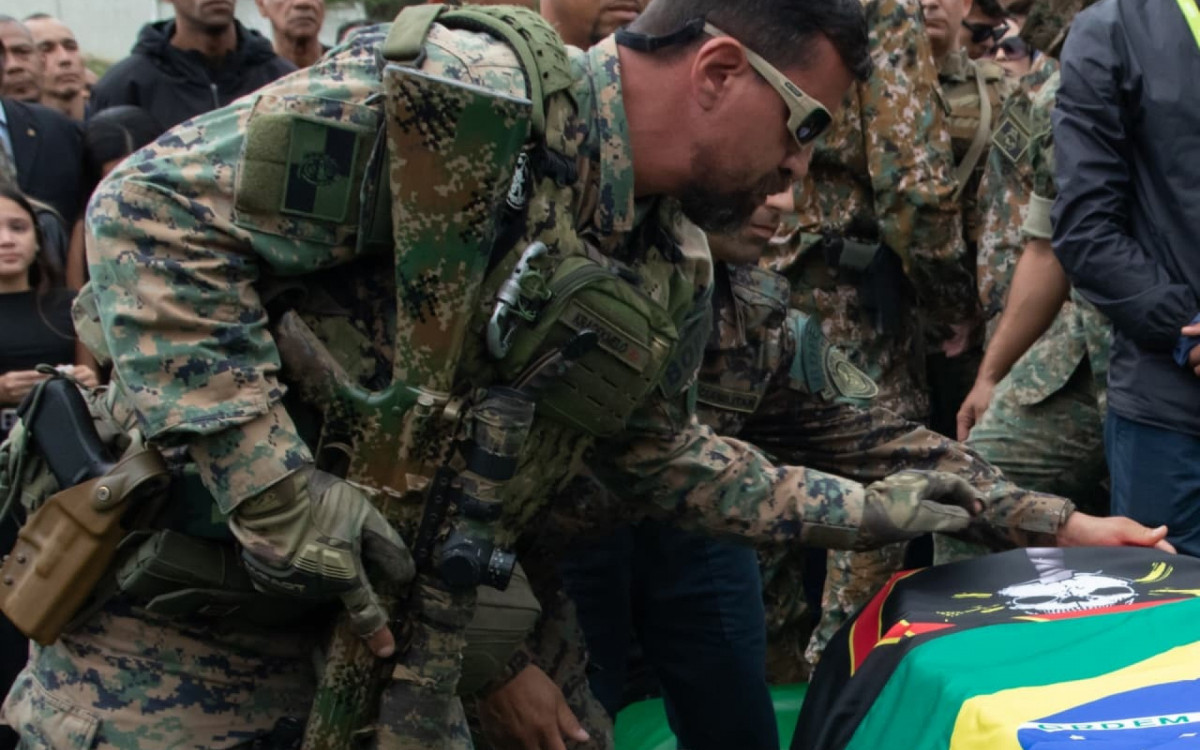 Colegas de farda no sepultamento do PM Heber Carvalho, que ocorreu na tarde desta quinta (30), na Sulacap