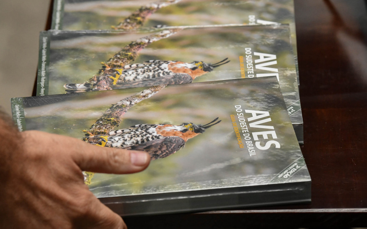 Livro sobre aves do Sudeste chega &agrave;s escolas de Guapimirim. - Divulga&ccedil;&atilde;o