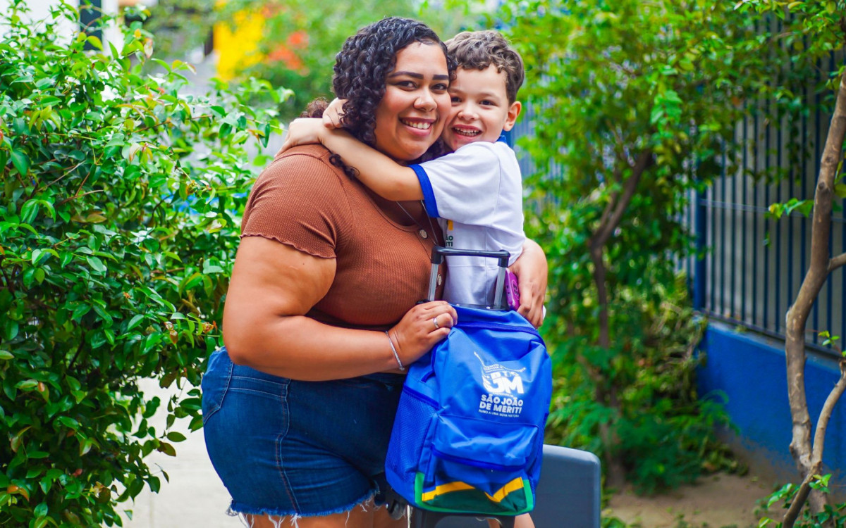 Clarine Cavalcanti e o filho Micael prestigiaram a entrega das mochilas na creche Lindaura