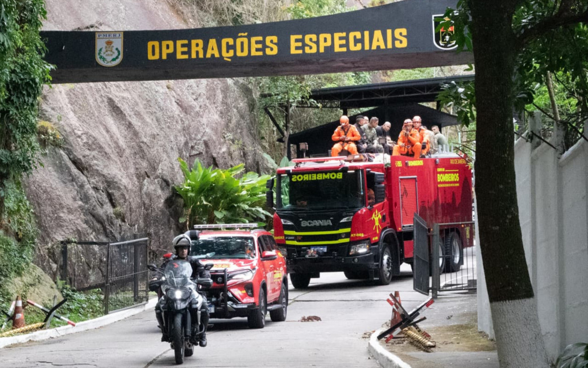 Cortejo do corpo do PM Heber Carvalho saiu da sede do Bope até o Cemitério Jardim da Saudade de Sulacap