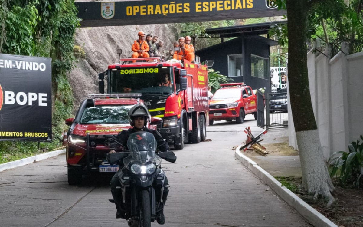 Cortejo do corpo do PM Heber Carvalho saiu da sede do Bope até o Cemitério Jardim da Saudade de Sulacap
