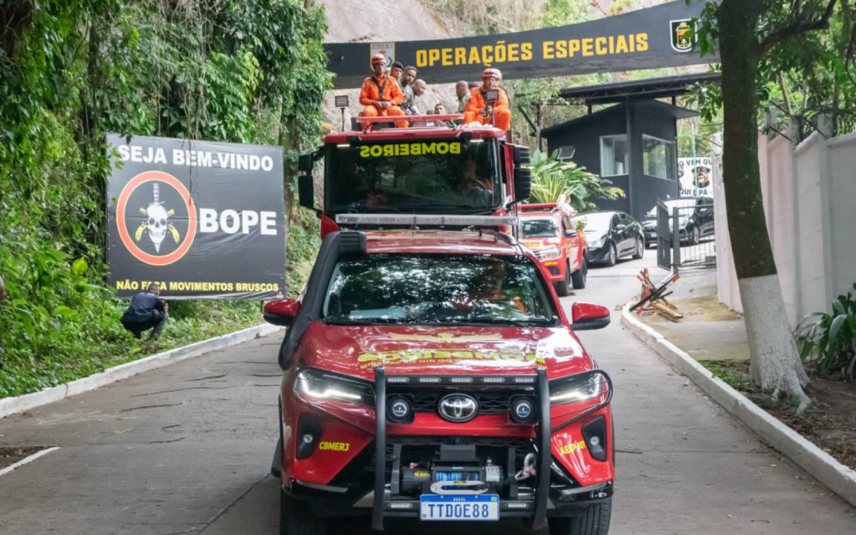 Cortejo do corpo do PM Heber Carvalho saiu da sede do Bope até o Cemitério Jardim da Saudade de Sulacap