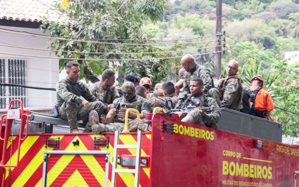 Cortejo do corpo do PM Heber Carvalho saiu da sede do Bope até o Cemitério Jardim da Saudade de Sulacap