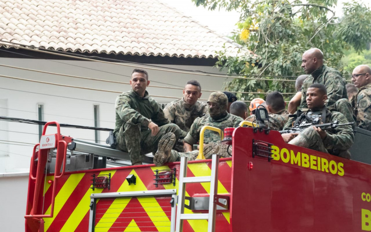 Cortejo do corpo do PM Heber Carvalho saiu da sede do Bope até o Cemitério Jardim da Saudade de Sulacap