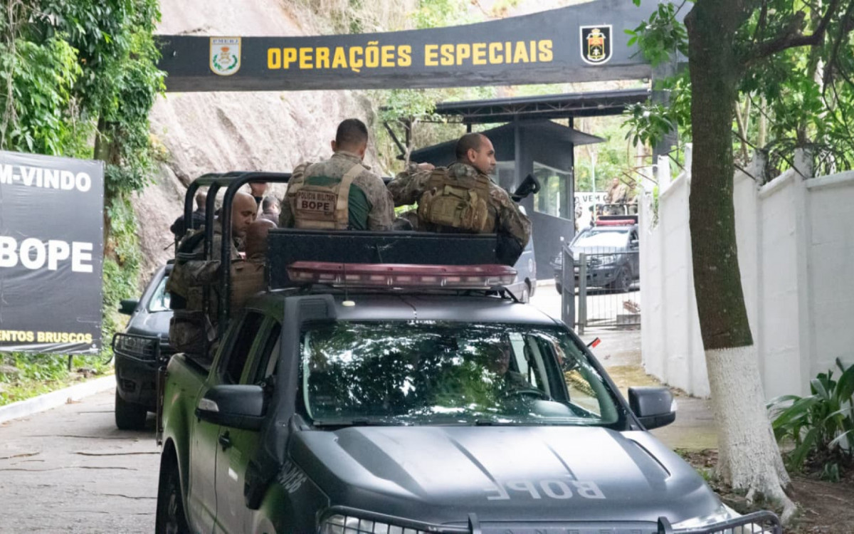 Cortejo do corpo do PM Heber Carvalho saiu da sede do Bope até o Cemitério Jardim da Saudade de Sulacap