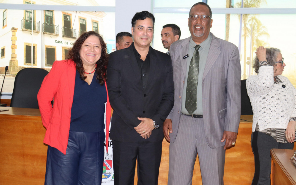 A vereadora Andrea Cunha, prestigia o jornalista Fabiano Medina, que recebeu a "Mo&ccedil;&atilde;o Honrosa" das m&atilde;os do presidente da C&acirc;mara, Aldair de Linda