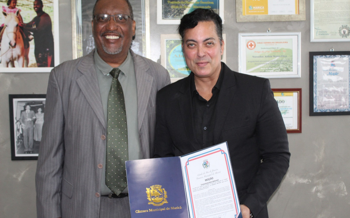 Presidente da Câmara de Vereadores de Maricá entrega \