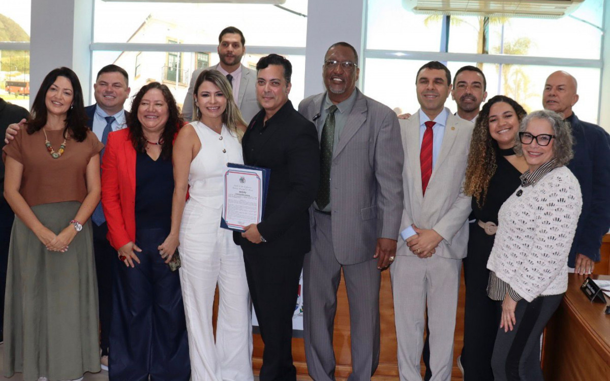 As vereadoras e vereadores prestigiam o Jornalista Fabiano Medina, que recebeu a \