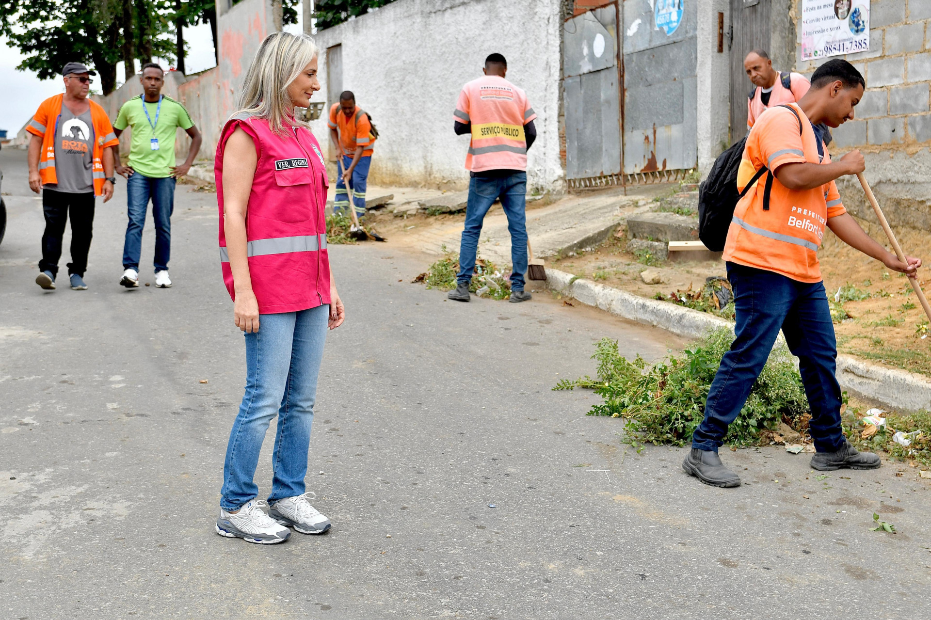 A vereadora Regina do Valtinho acompanhou os trabalhos das equipes no Castelar   - Jeovani Campos / PMBR