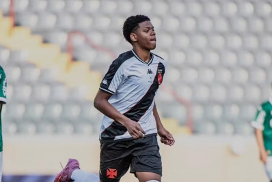 Joia do Vasco assina primeiro contrato profissional