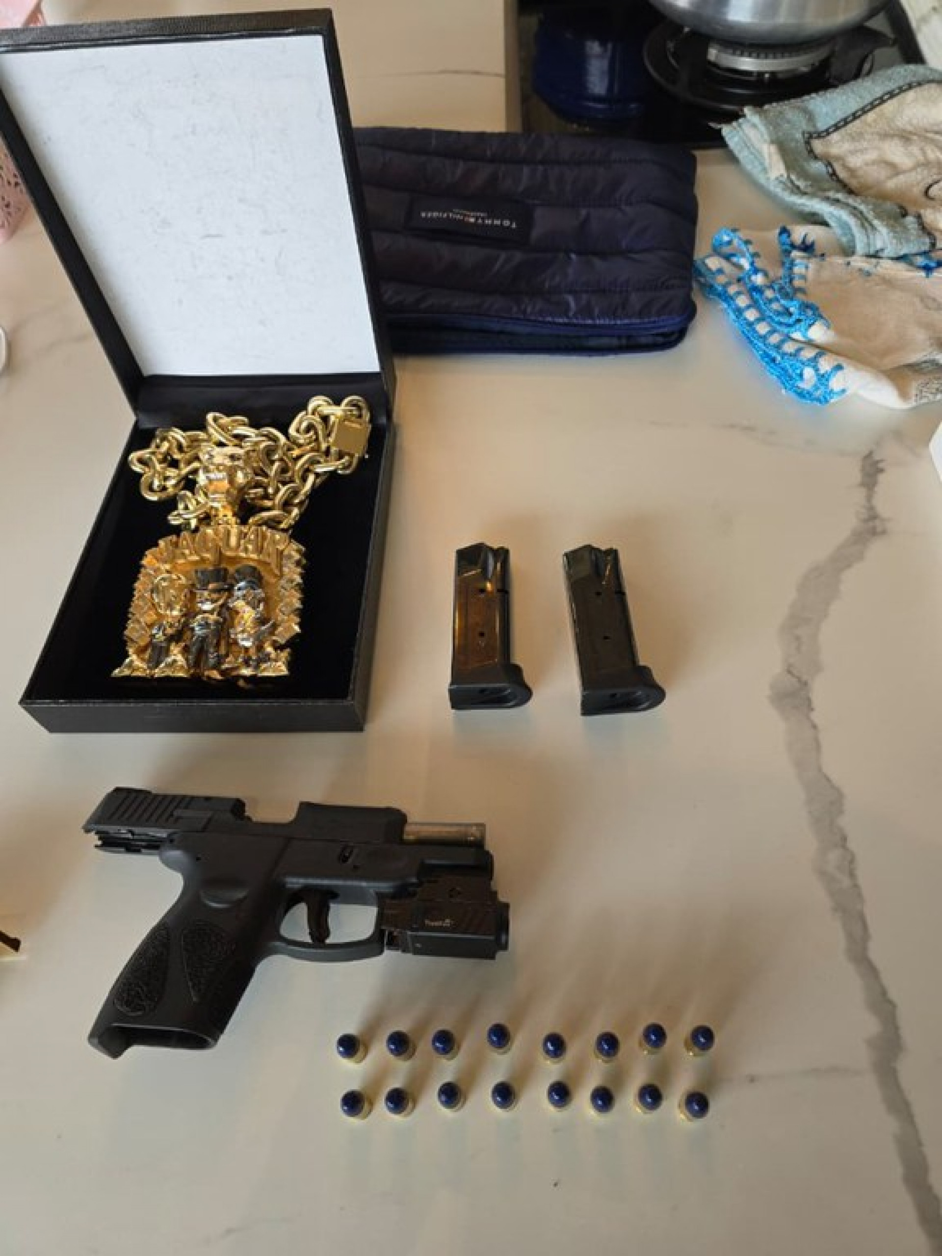 Joias, armas e munições foram apreendidas na ação. - Divulgação/ PF