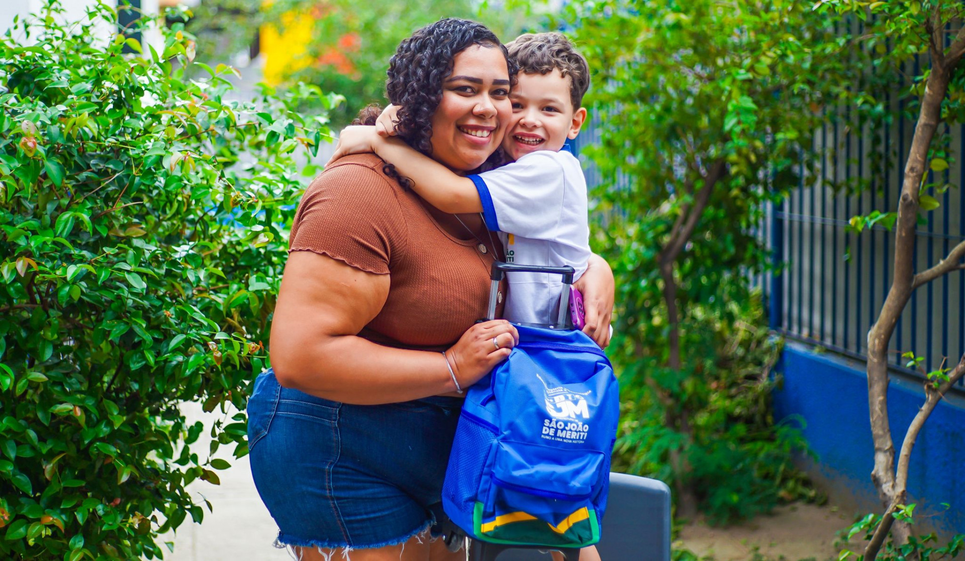 Clarine Cavalcanti e o filho Micael prestigiaram a entrega das mochilas na creche Lindaura - Gilberto Rocha/ PMSJM