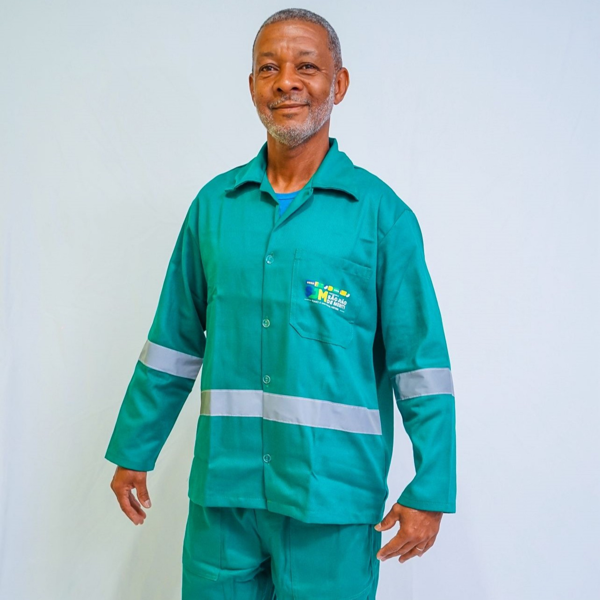 Gilmar Soares, da equipe de asfalto, aprovou o novo uniforme resistente a altas temperaturas - Gilberto Rocha/ PMSJM