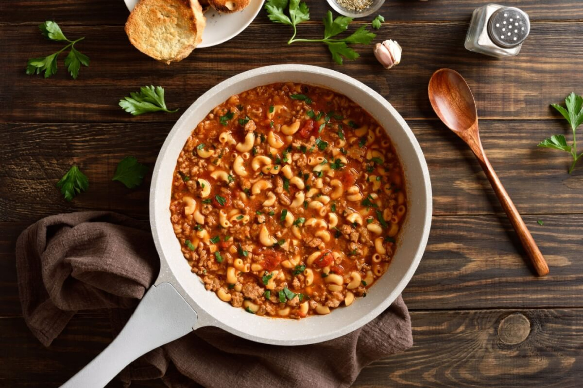 Macarr&atilde;o de uma panela s&oacute; com carne mo&iacute;da e molho de tomate (Imagem: 
Tatiana Volgutova | Shutterstock)