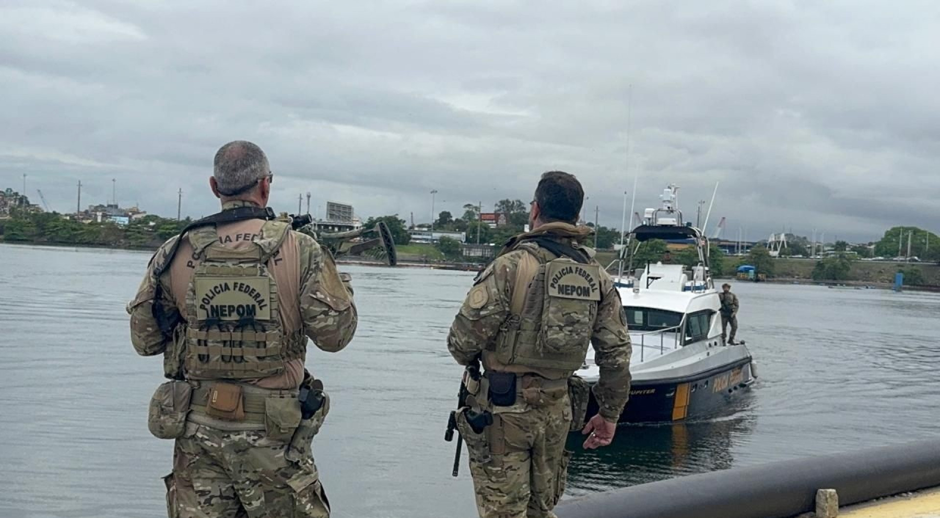 O homem estava em uma embarcação na Baía de Guanabara quando foi preso - Divulgação/PF