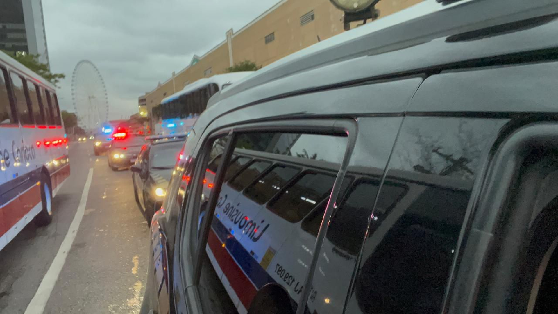 Policiais federais cumprem mandados de prisão e de busca e apreensão contra investigados - Divulgação / Polícia Federal