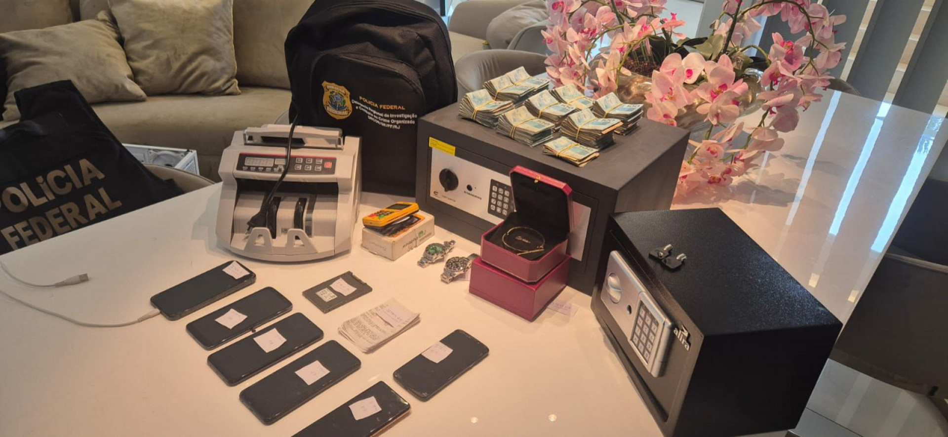 Agentes apreenderam dinheiro, joias, celulares e documentos na Barra da Tijuca - Divulgação / Polícia Federal