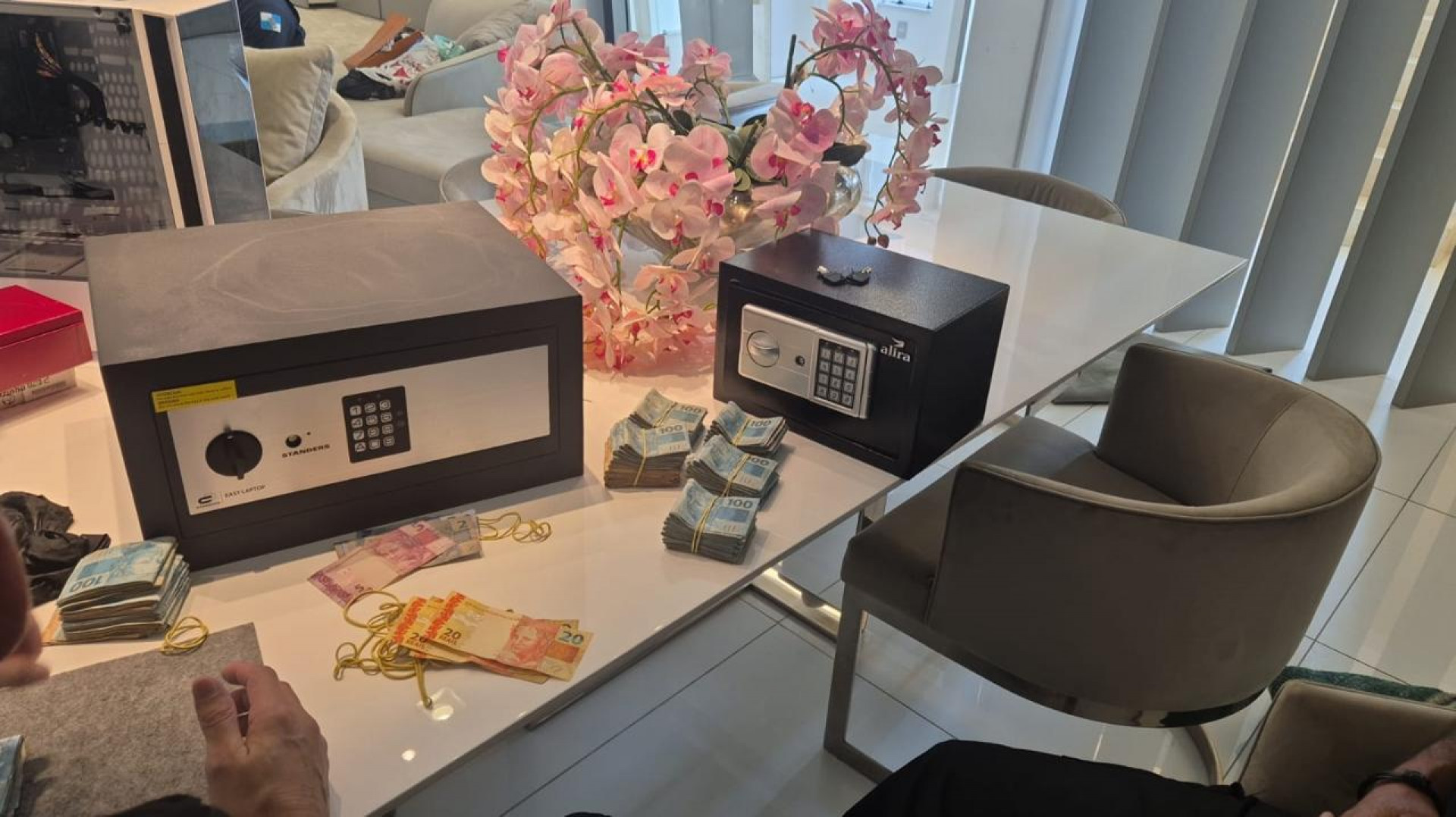 Agentes apreenderam dinheiro, joias, celulares e documentos na Barra da Tijuca - Divulgação / Polícia Federal