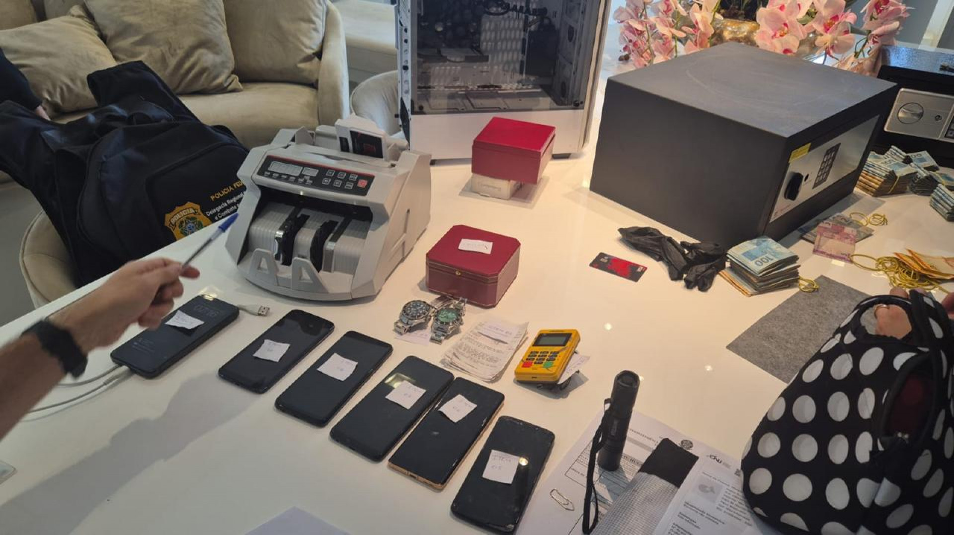 Agentes apreenderam dinheiro, joias, celulares e documentos na Barra da Tijuca - Divulgação / Polícia Federal