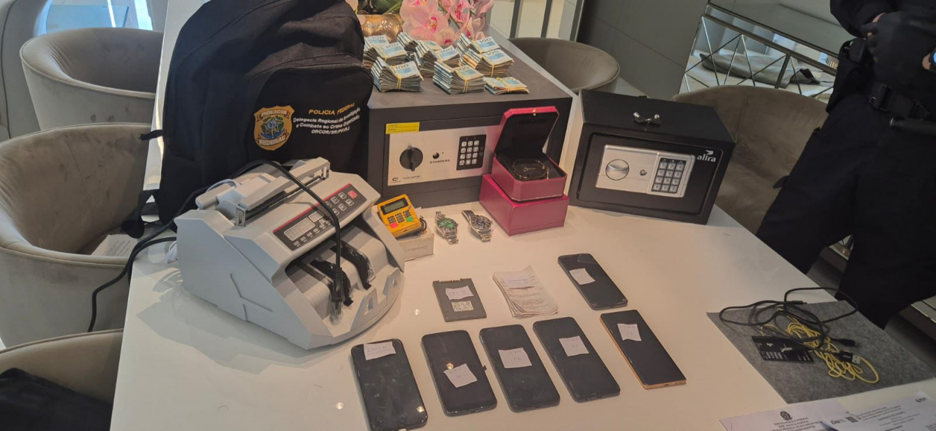 Agentes apreenderam dinheiro, joias, celulares e documentos na Barra da Tijuca - Divulgação / Polícia Federal