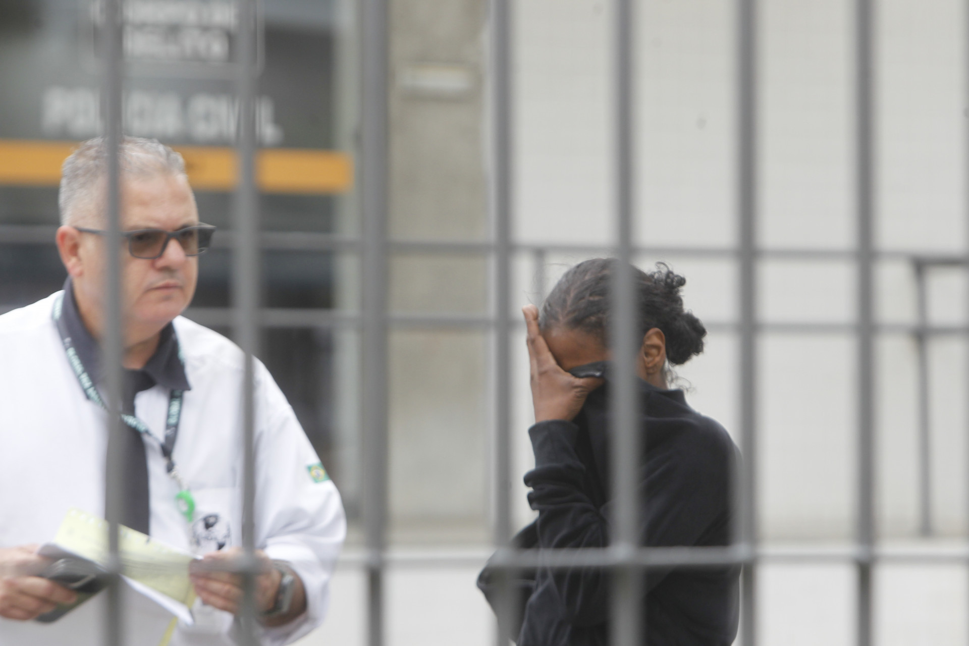 Familiares dos mortos têm comparecido ao IML do Centro para reconhecimento e liberação dos corpos - Reginaldo Pimenta/Agência O Dia