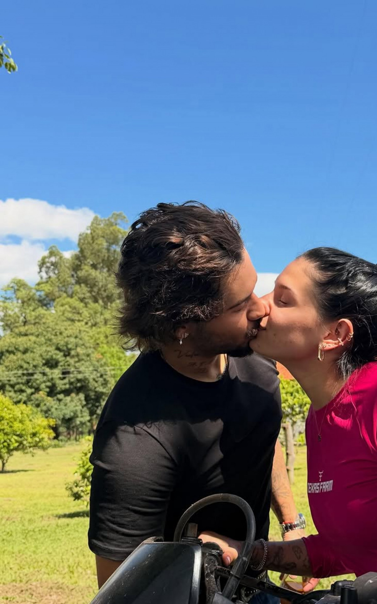 Zé Felipe e Ana Castela se beijam  - localizada em Sete Quedas (MS)