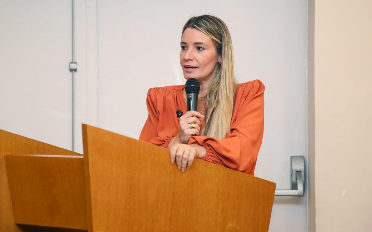 Caroline Alves, presidente da FAPERJ, desenvolve projeto inovador que aproxima humanos dos animais 