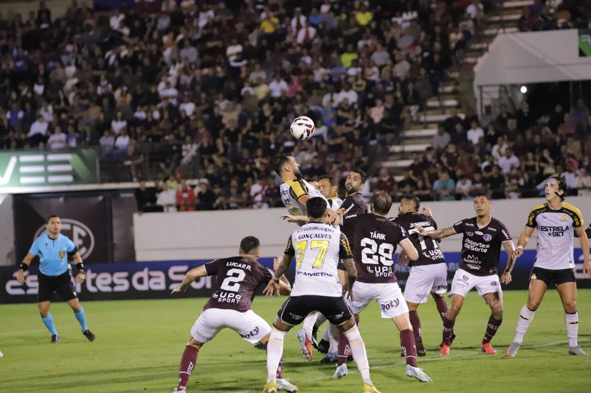 Criciúma segura empate com 10, e Ferroviária tropeça na luta contra o Z4