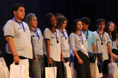 Estudantes encantam no Teatro Joel Barcellos com o 2º Prêmio Literário do Ensino Fundamental