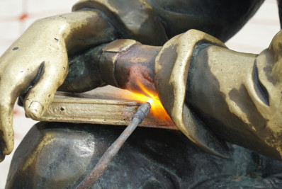 Livro que compõe monumento a Carlos Drummond de Andrade é recolocado