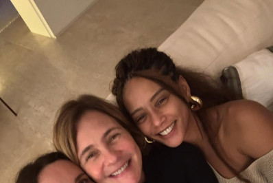 Débora Falabella posa com Adriana Esteves e Taís Araujo e fãs enaltecem: 'Santíssima trindade'