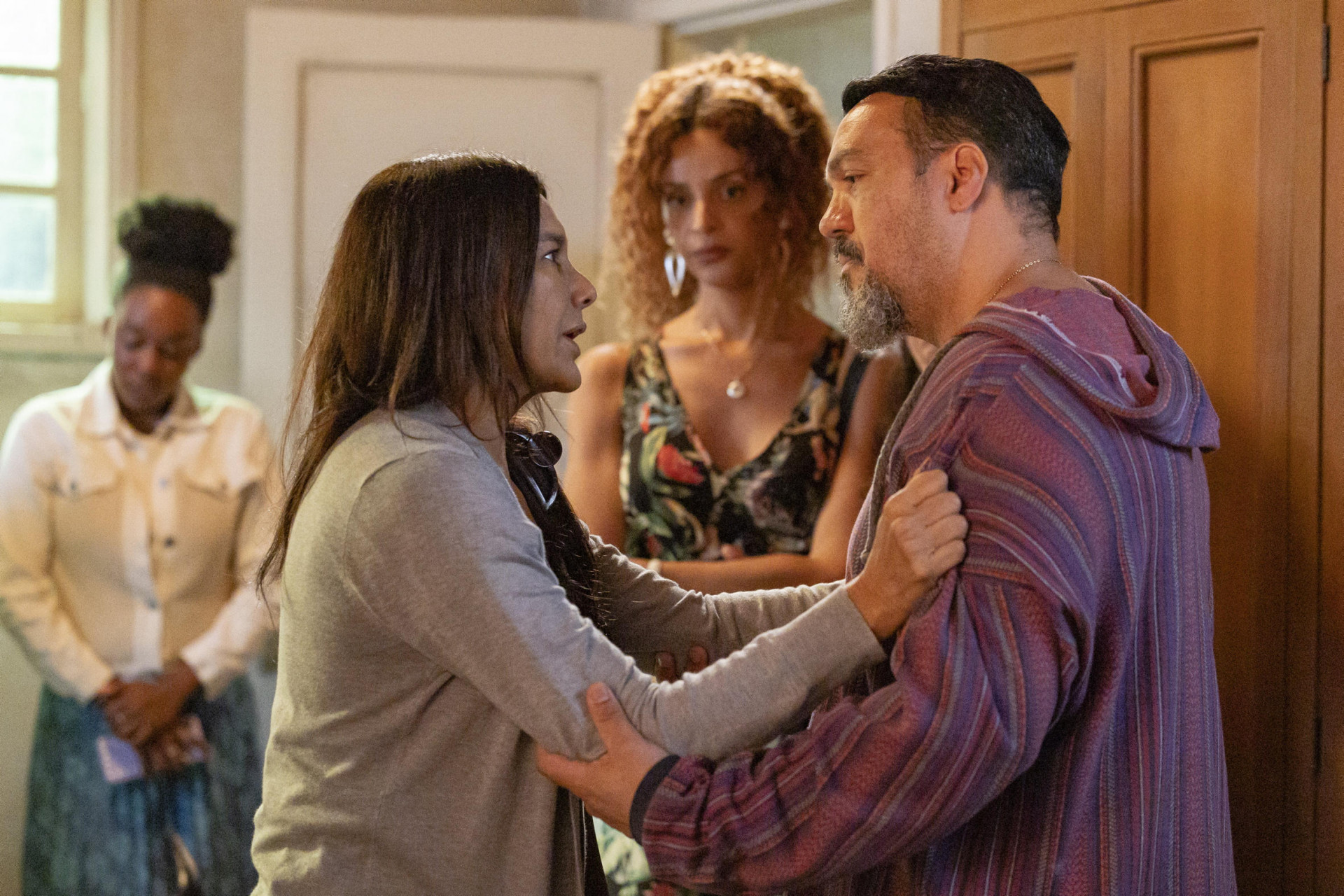 Misael aparece para os moradores da Chacrinha e alerta sobre os medicamentos  - Globo/ Manoella Mello