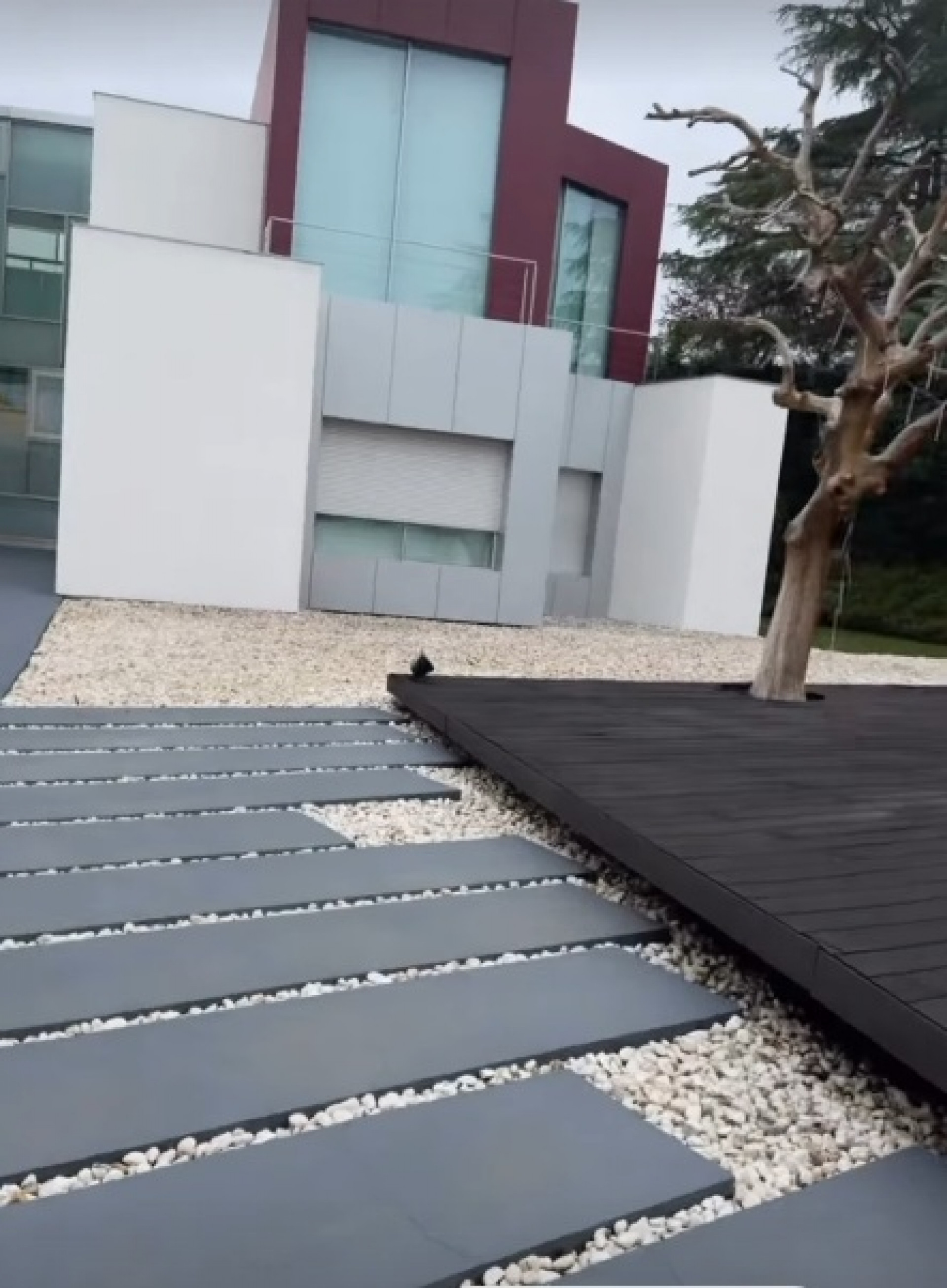 Garagem da casa alugada que mãe e filhos de Virginia estão em Madri - Reprodução / Instagram