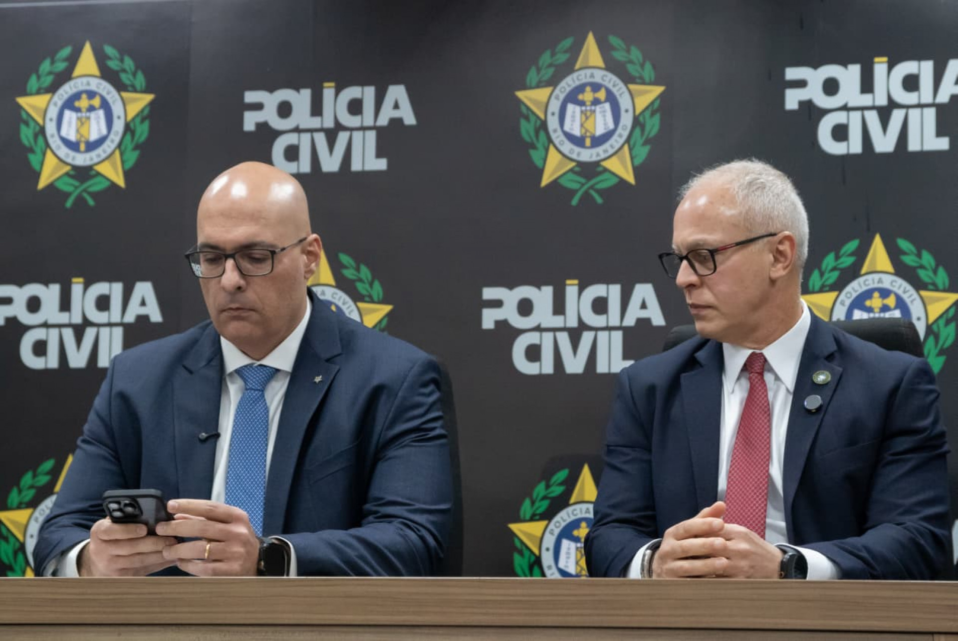 Felipe Curi e Victor Santos concederam coletiva na Cidade da Polícia sobre megaoperação - Érica Martin / Agência O Dia