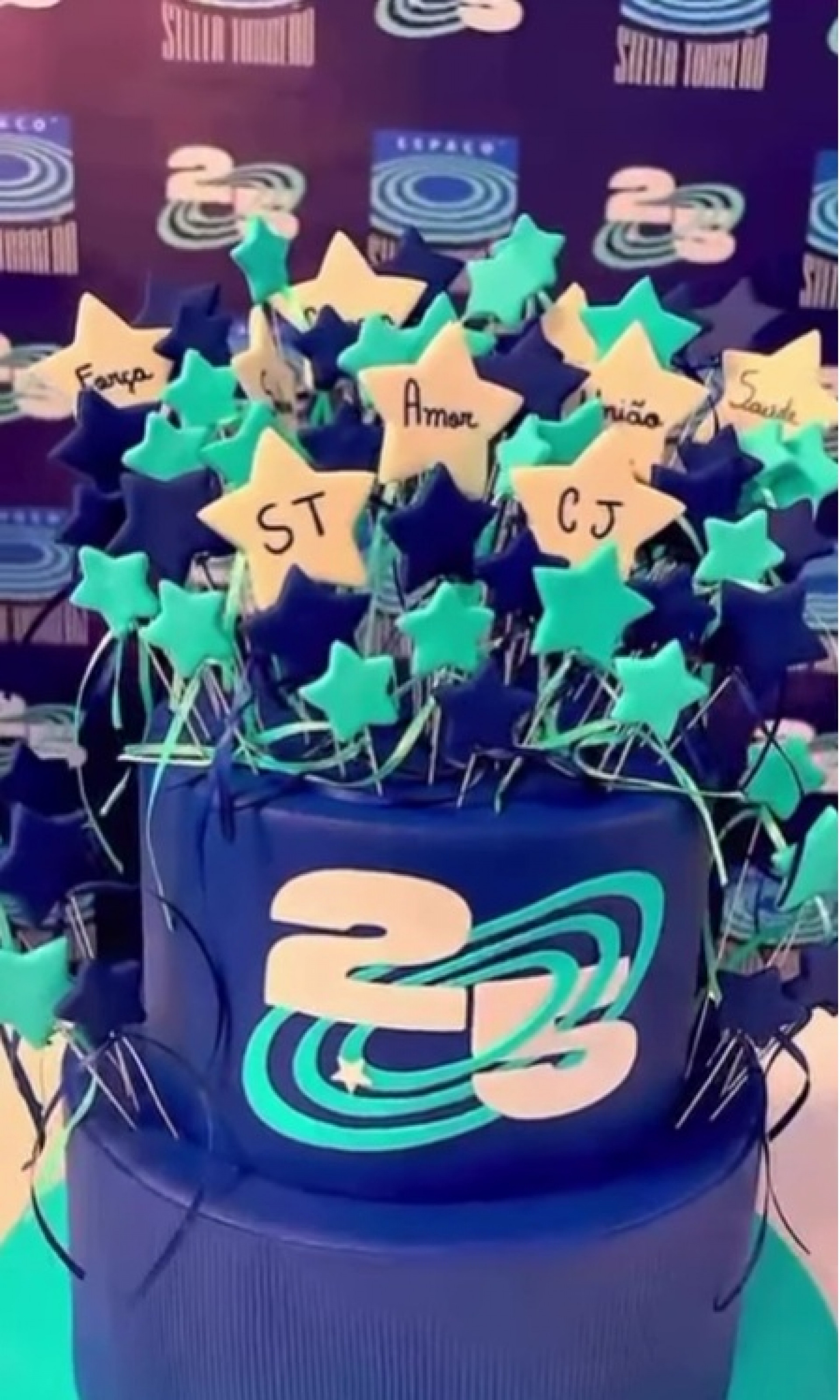 Bolo das bodas de 25 anos do Espaço Stella Torreão - Reprodução / Instagram