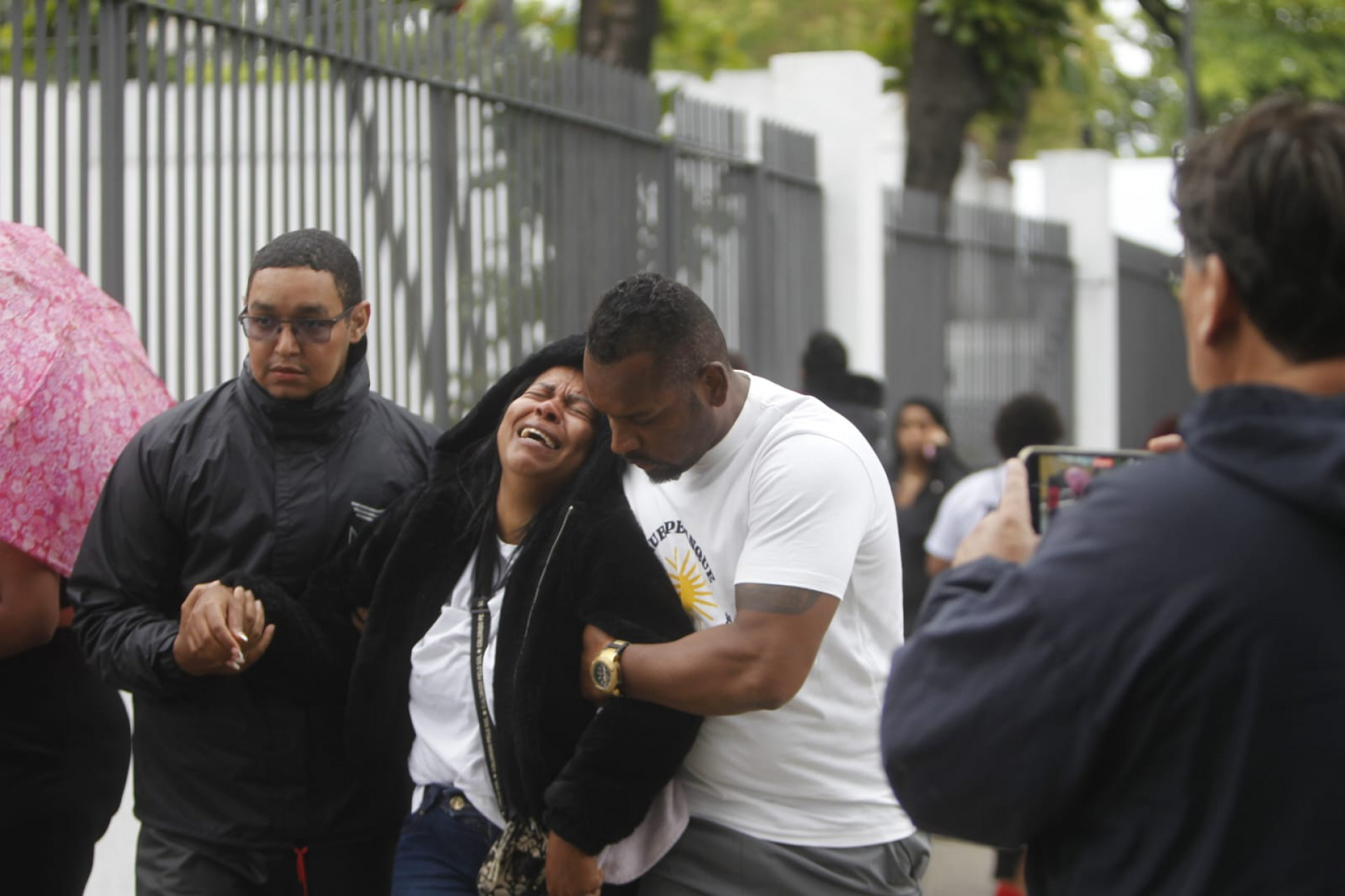 Familiares de mortos em megaoperação aguardam para realizar liberação dos corpos pelo terceiro dia - Reginaldo Pimenta/Agência O DIA