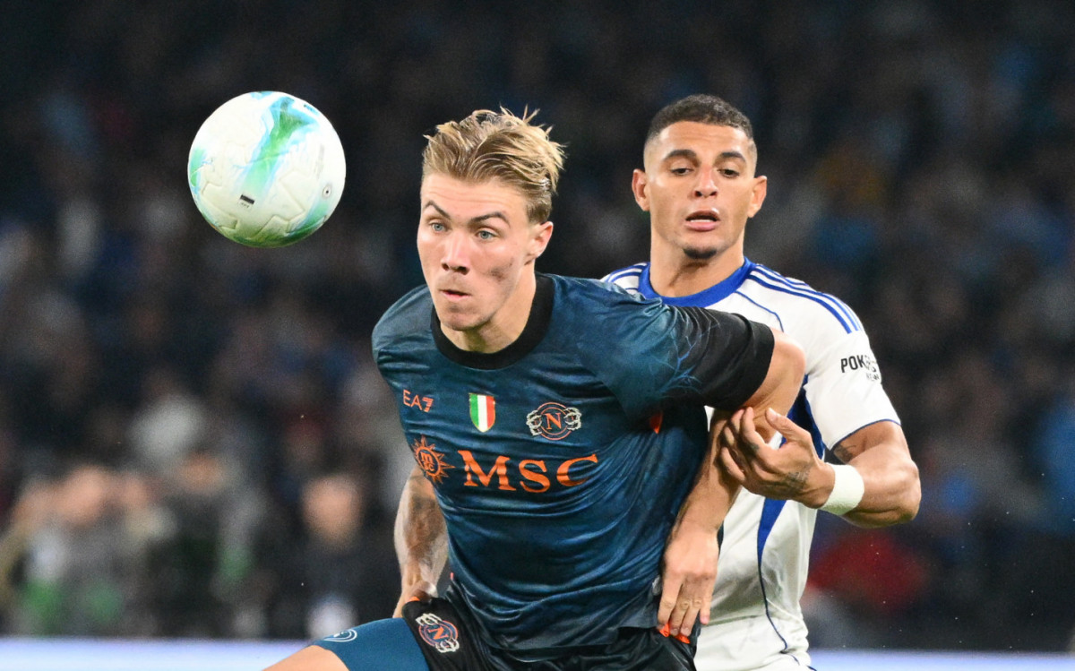 Napoli's Danish forward #19 Rasmus Hojlund (L) fights for the ball with Como's Brazilian defender #34 Diego Carlos (R) during the Italian Serie A football match between Napoli and Como at the Diego Armando Maradona stadium in Naples, on November 1, 2025. (Photo by Alberto PIZZOLI / AFP