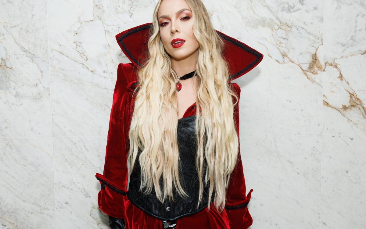 Fantasiada de vampira, Tata Estaniecki aproveita festa de Halloween em São Paulo