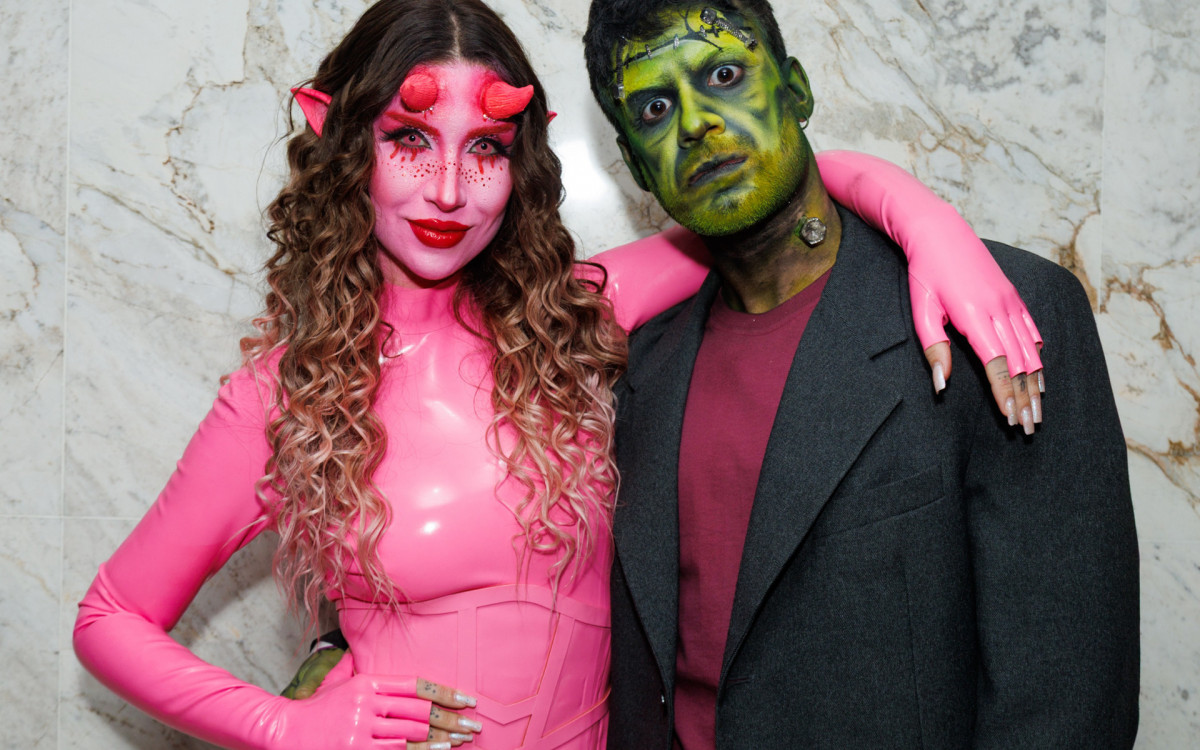 Bianca Andrade e Diego Cruz se fantasiam, respectivamente, de monstro rosa e Frankenstein