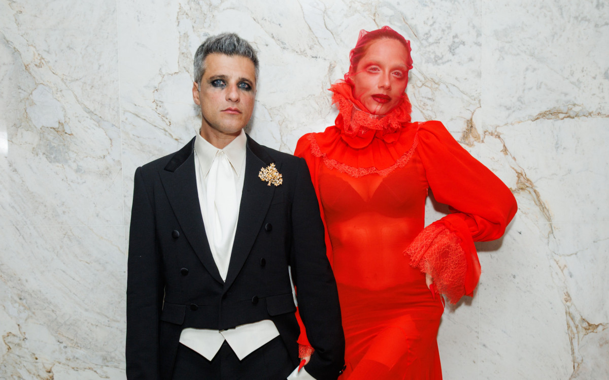 Bruno Gagliasso e Giovanna Ewbank aproveitam 4ª edição da festa de Halloween da revista ELLE em São Paulo