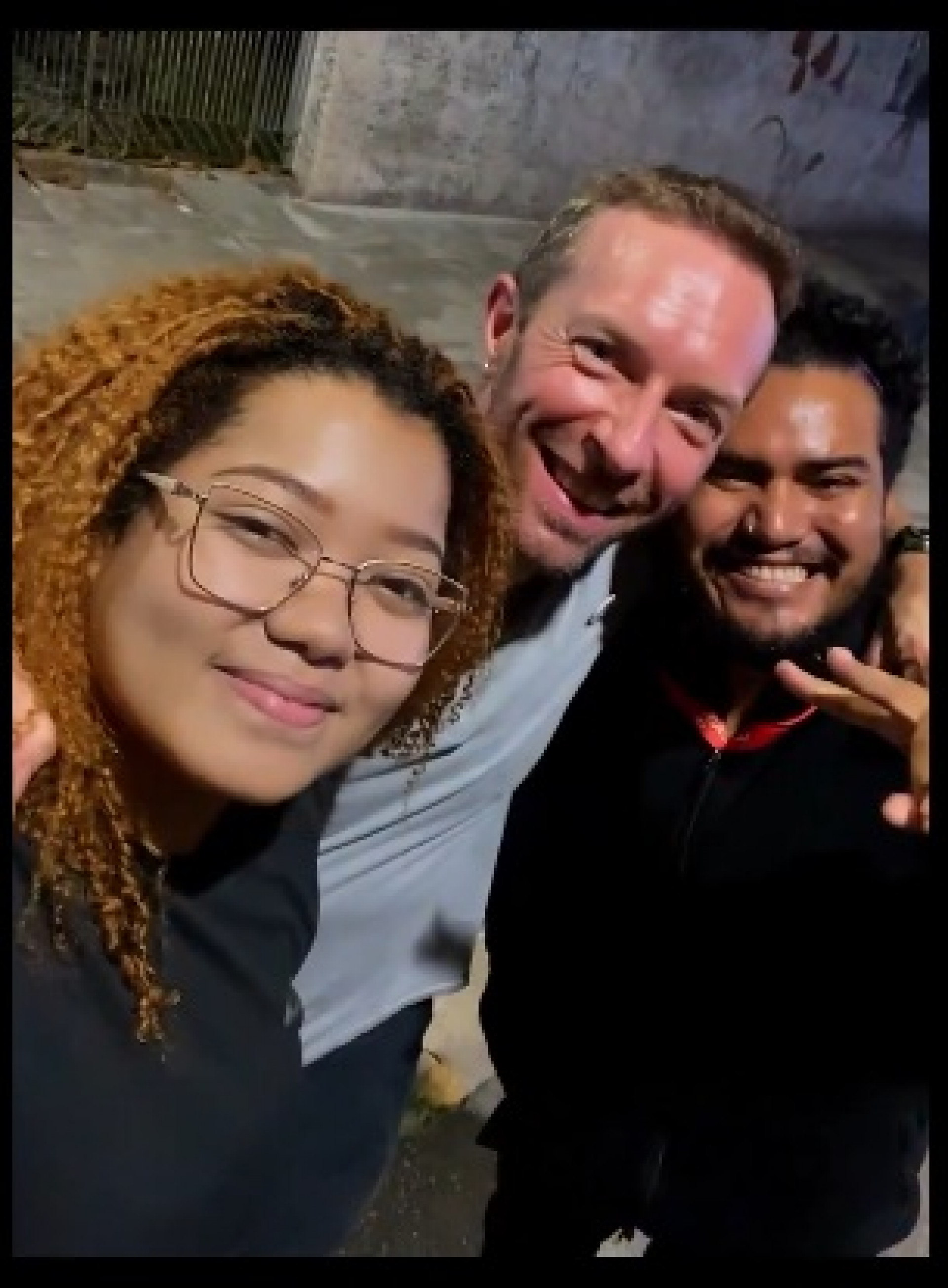 Chris Martin atendeu aos fãs na entrada do hotel em que está hospedado - Reprodução / X