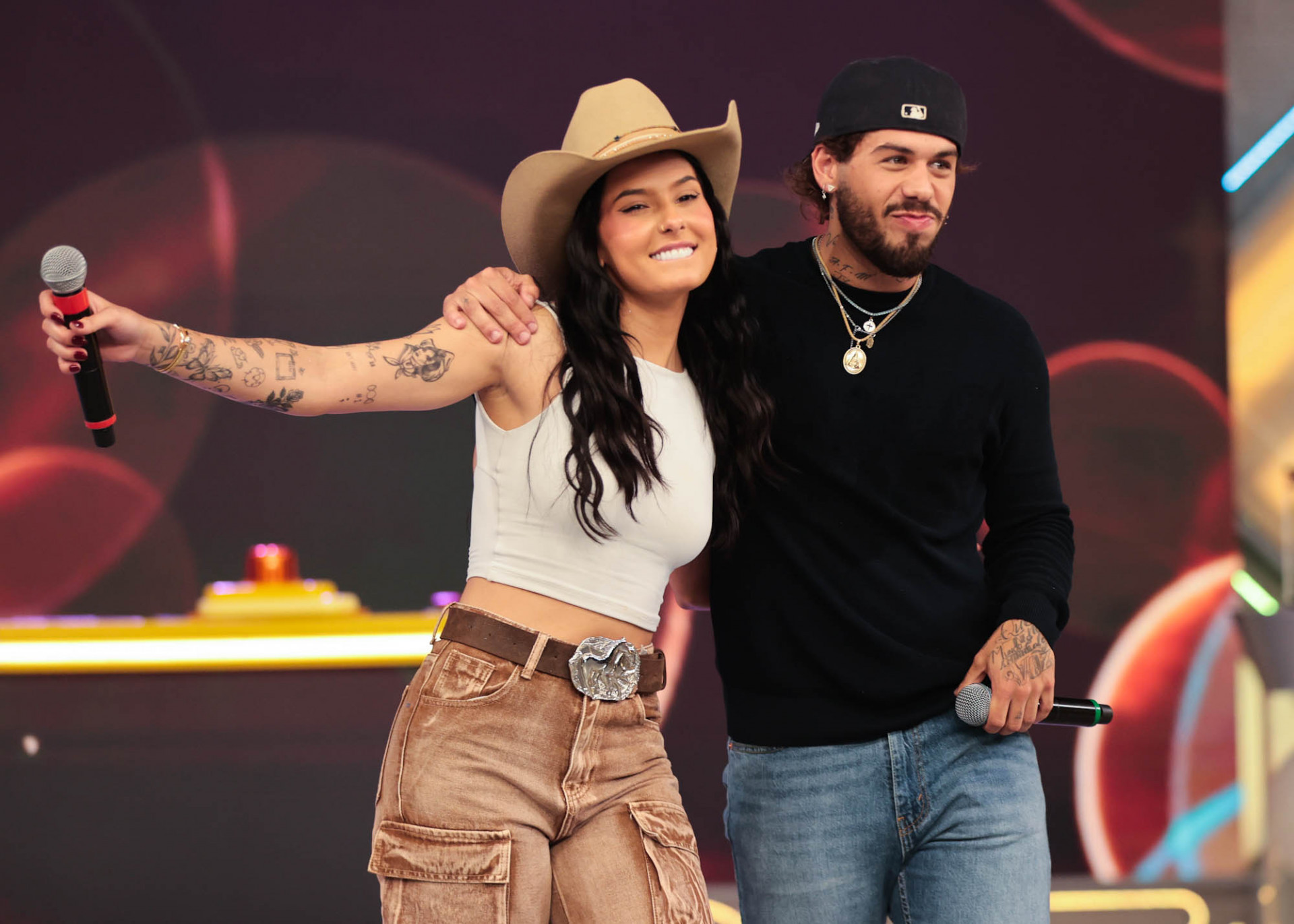 Ana Castela e Zé Felipe assumiram de vez o romance no 'Domingo Legal' - Manuela Scarpa/Brazil News