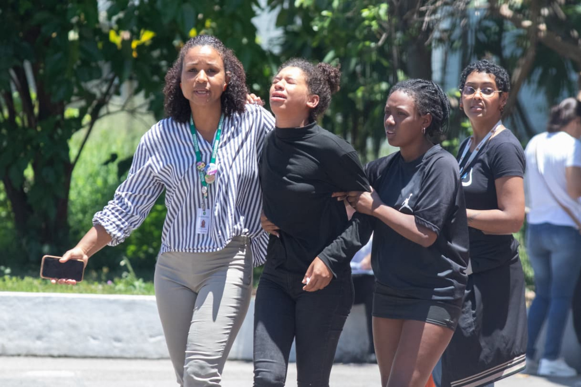 Familiares de mortos em megaoperação se emocionaram no Instituto Médico Legal - Érica Martin / Agência O Dia