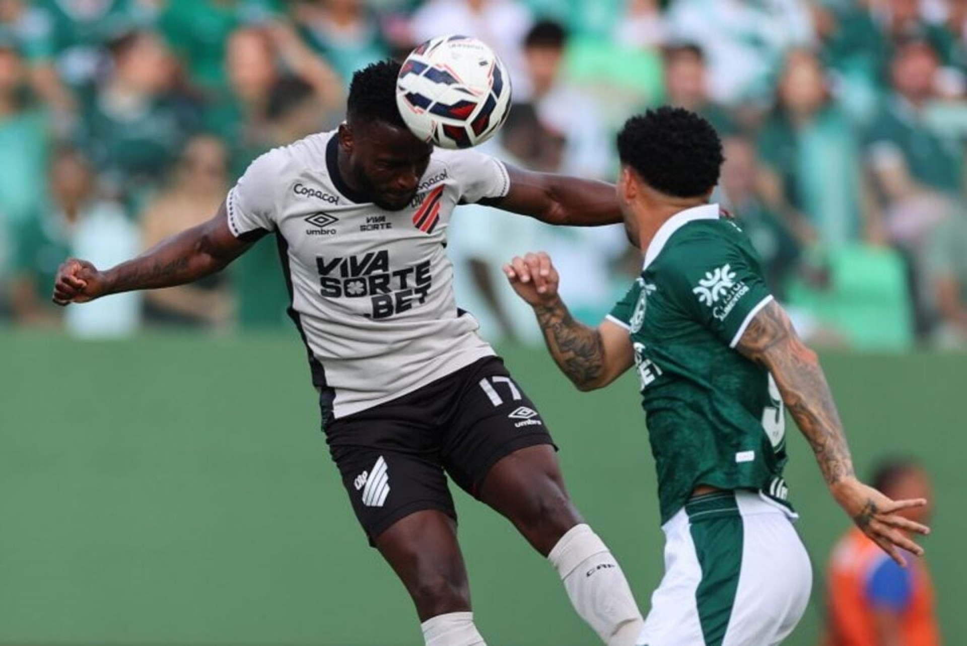 Viveros decide, Athletico-PR derrota Goiás fora de casa e entra no G4 da Série B