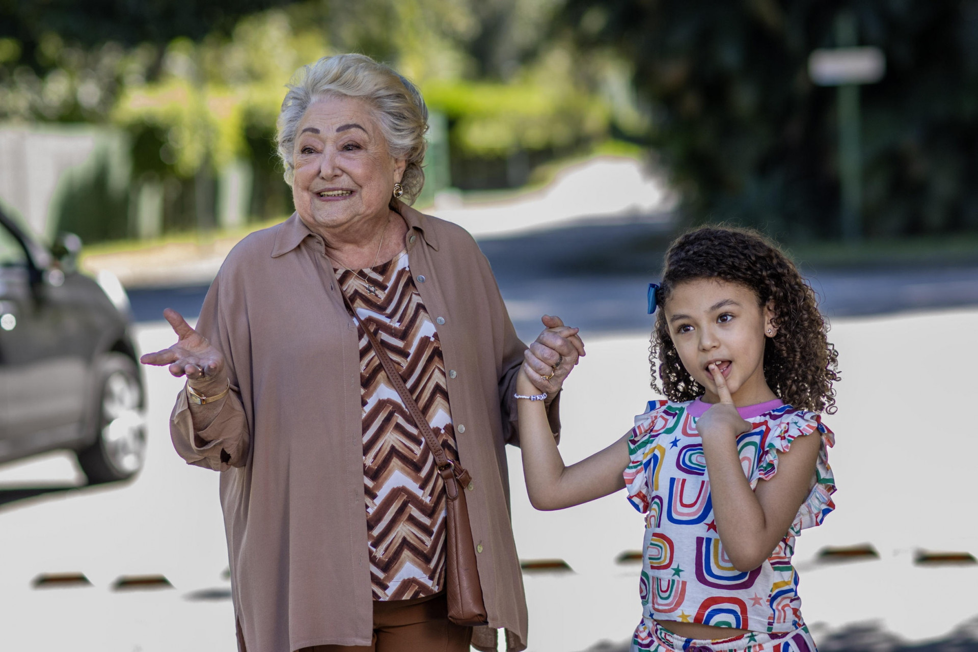 Rosa (Suely Franco) e Sofia (Elis Cabral) saem sozinhas - Angélica Goudinho / TV Globo